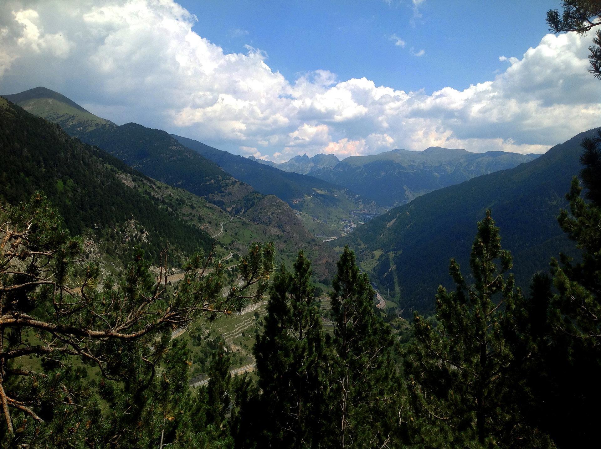 pyrenees-2522739_1920